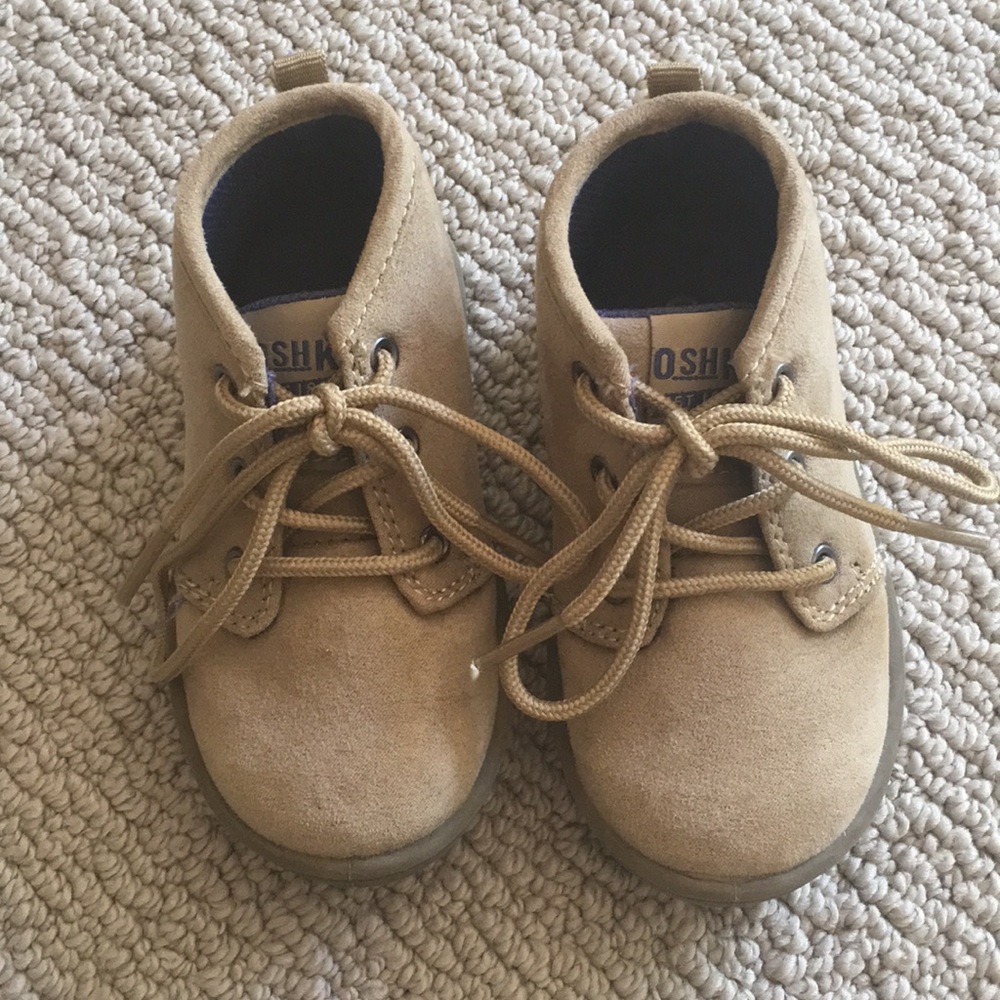 OSHKOSH Boys Shoes 👞 Size 6